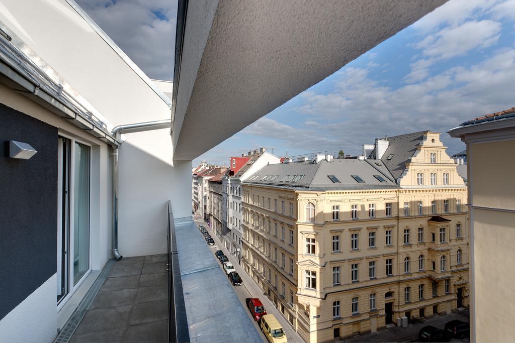 Meininger Hotel Wien Downtown Franz Esterno foto