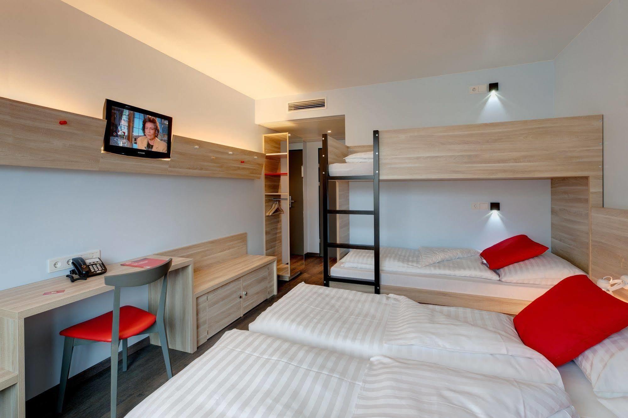 Meininger Hotel Wien Downtown Franz Esterno foto