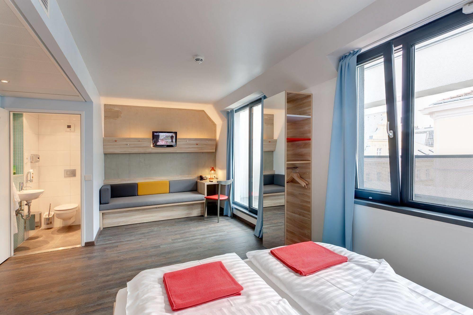 Meininger Hotel Wien Downtown Franz Esterno foto