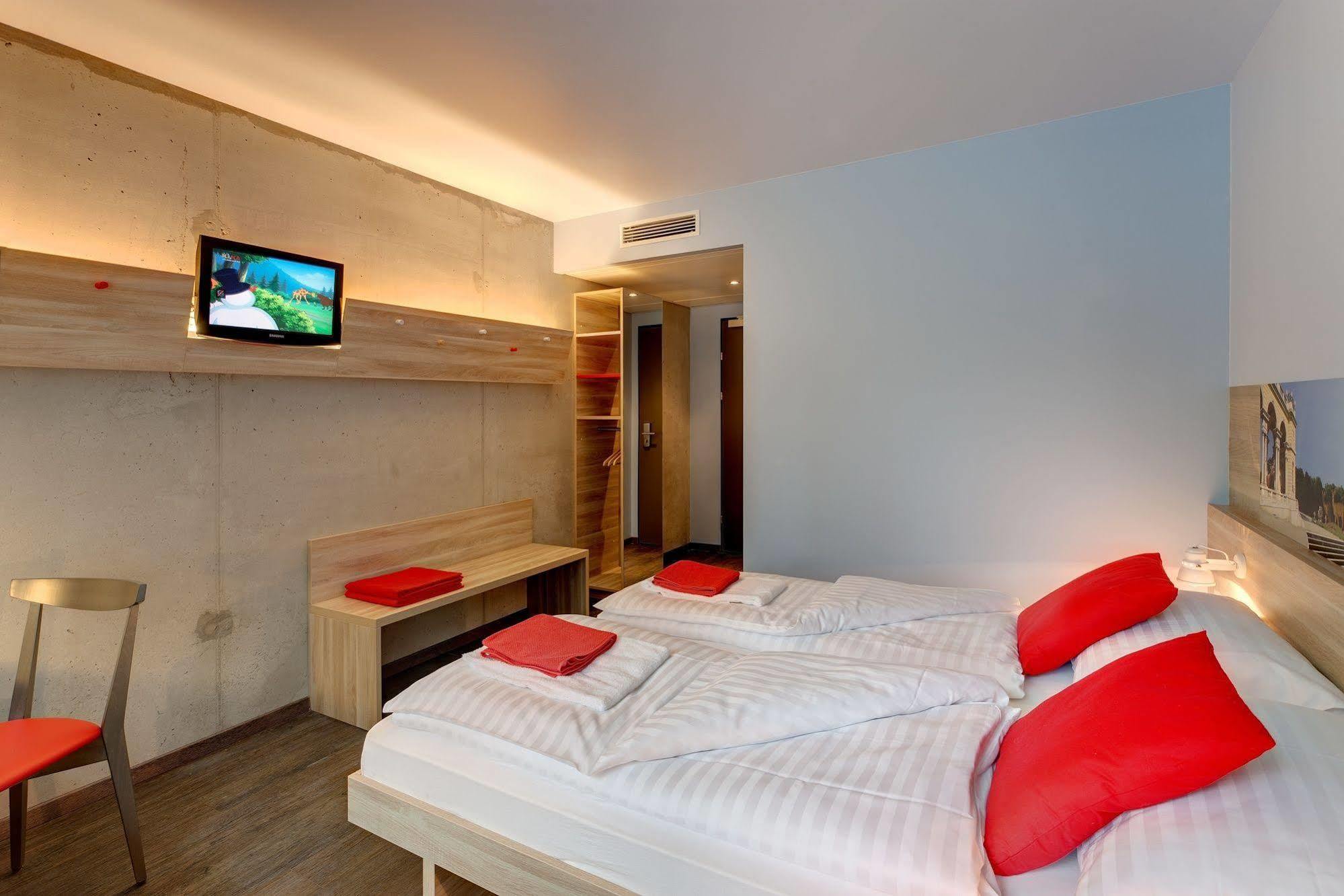Meininger Hotel Wien Downtown Franz Esterno foto