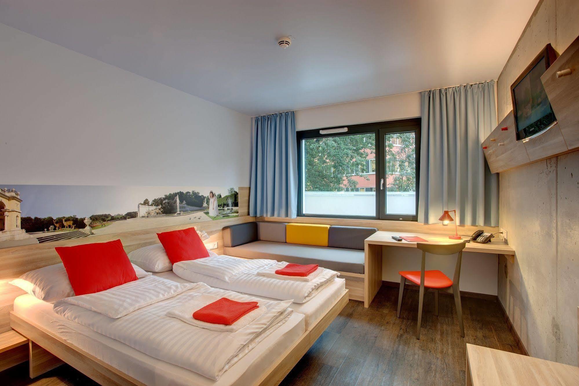 Meininger Hotel Wien Downtown Franz Esterno foto