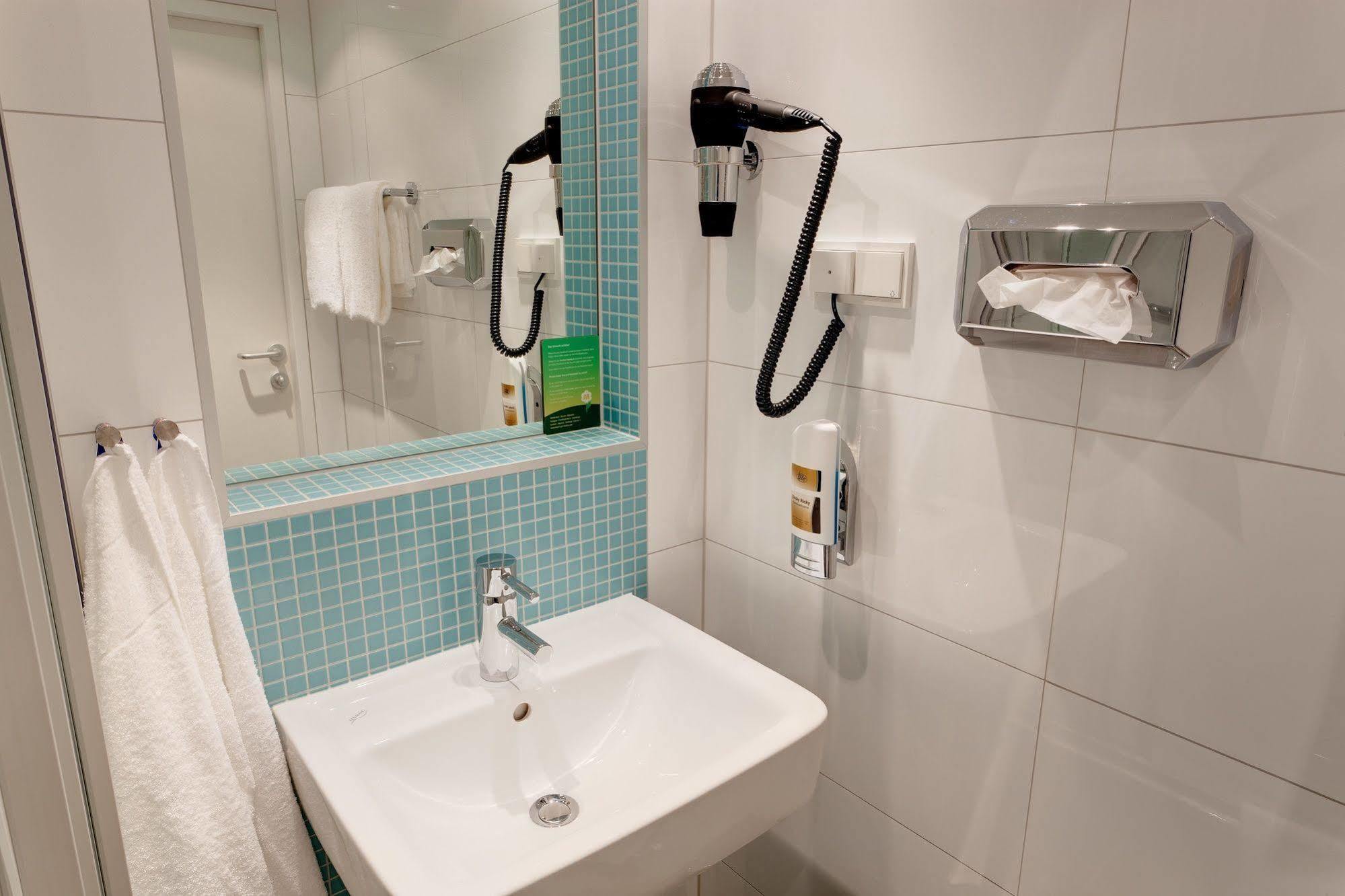 Meininger Hotel Wien Downtown Franz Esterno foto