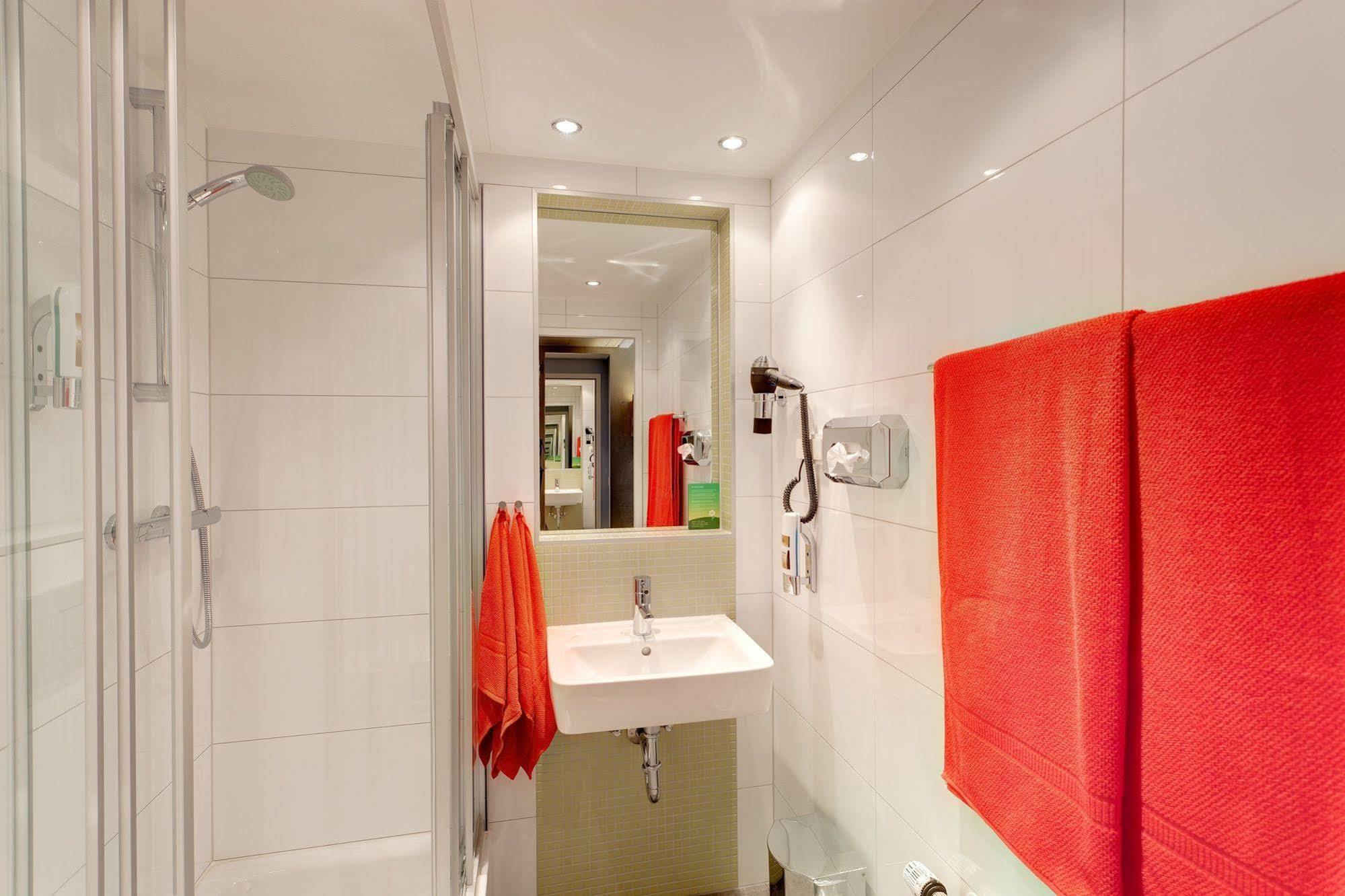 Meininger Hotel Wien Downtown Franz Esterno foto