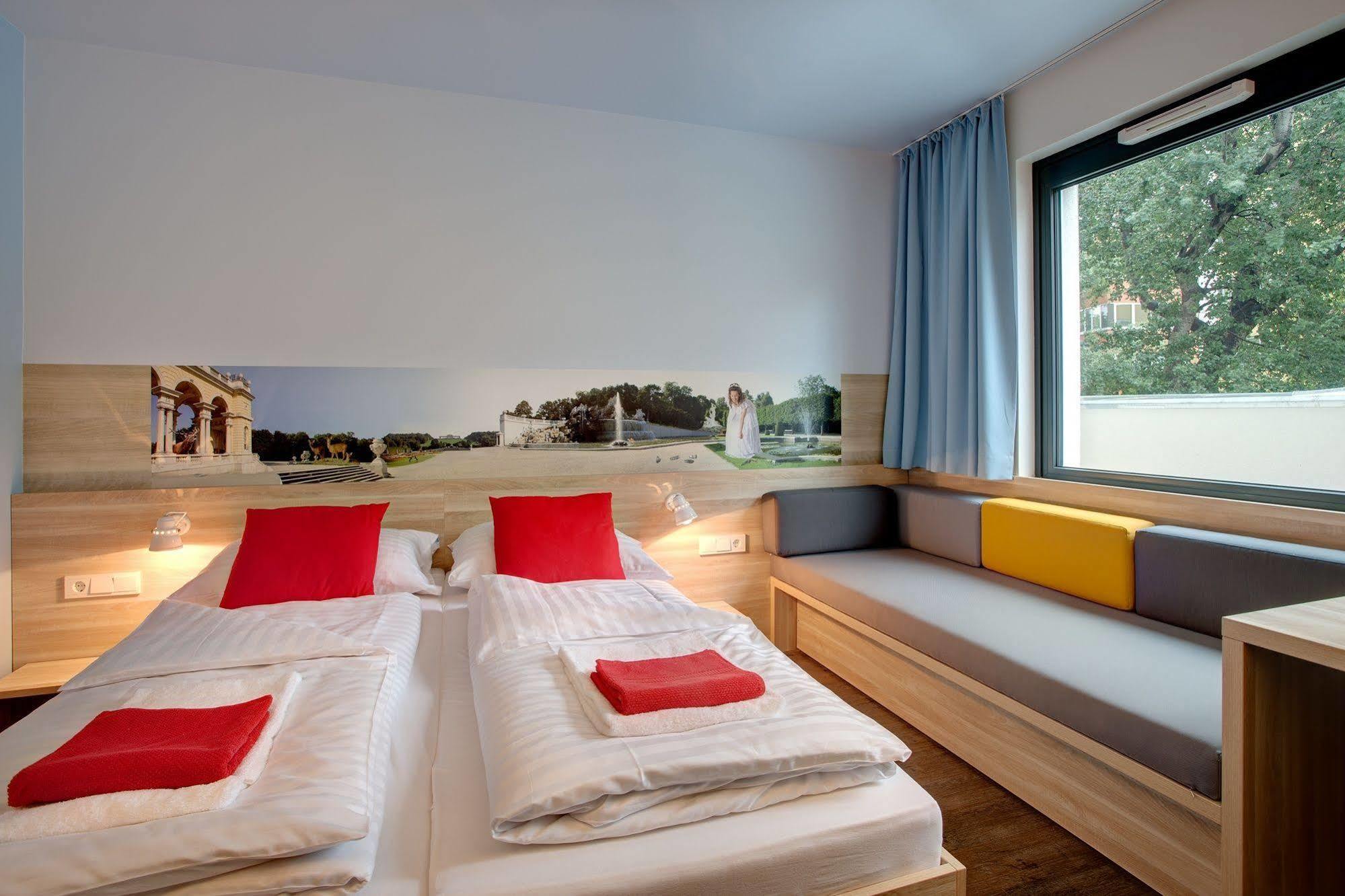 Meininger Hotel Wien Downtown Franz Esterno foto