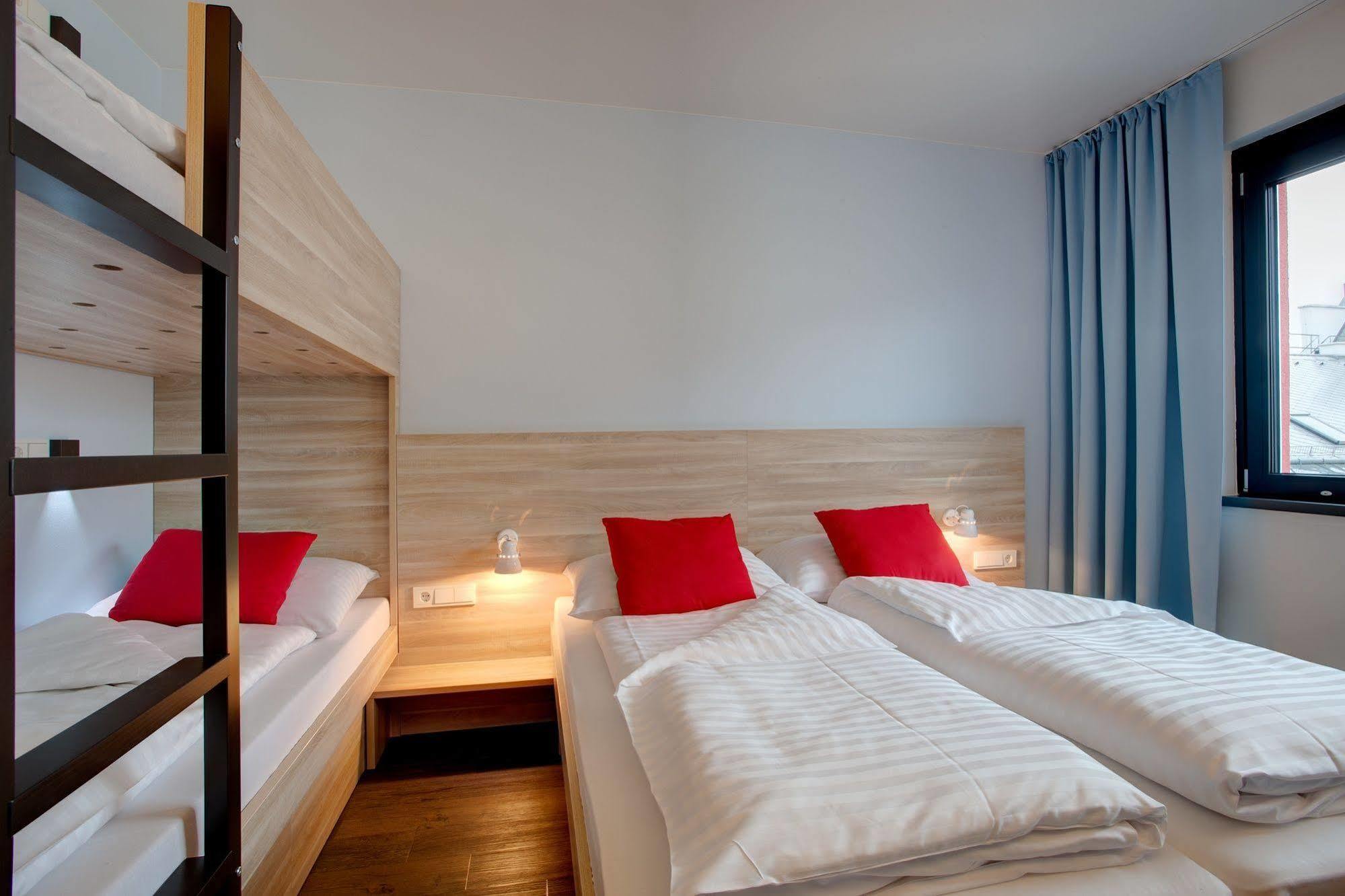 Meininger Hotel Wien Downtown Franz Esterno foto