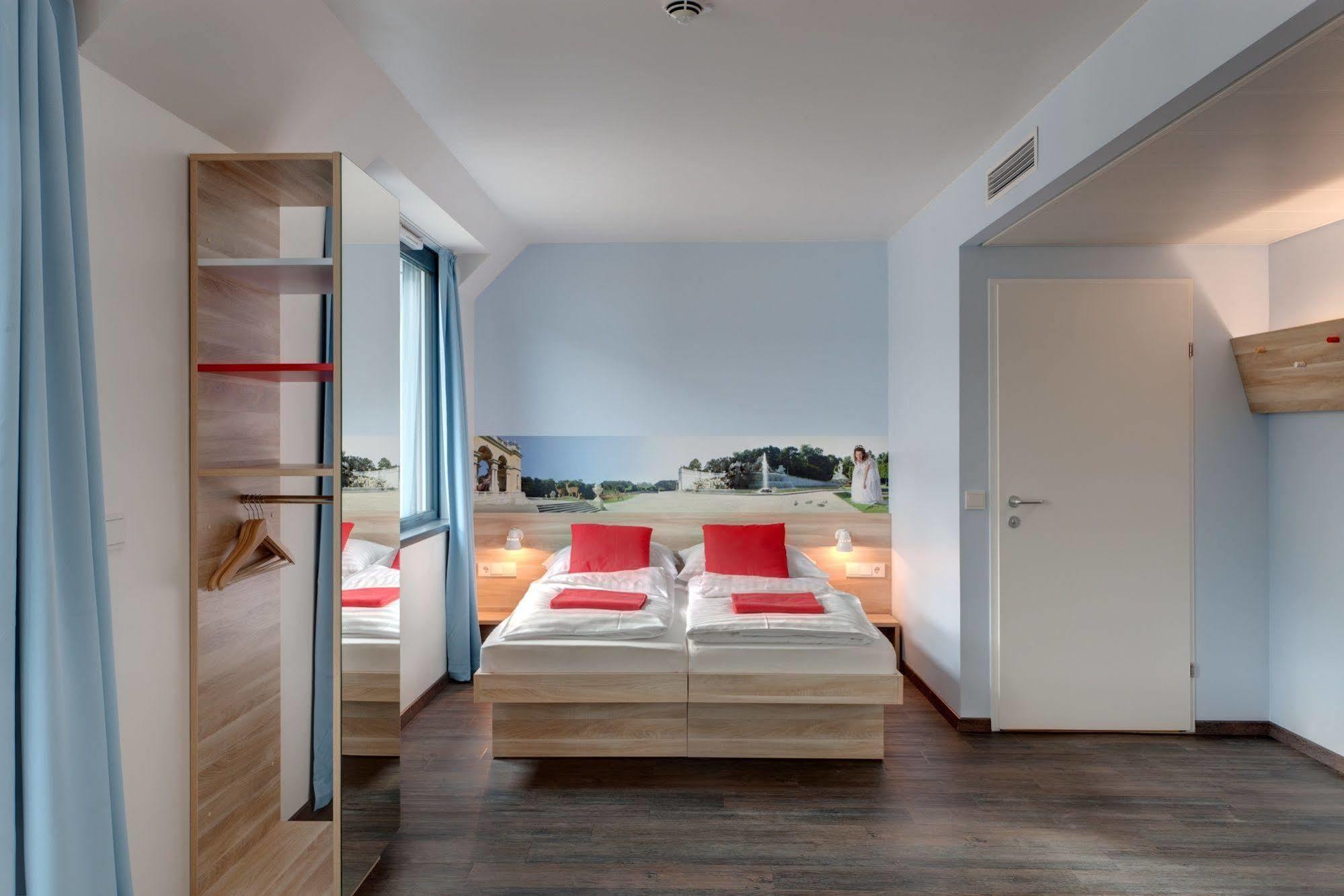 Meininger Hotel Wien Downtown Franz Esterno foto