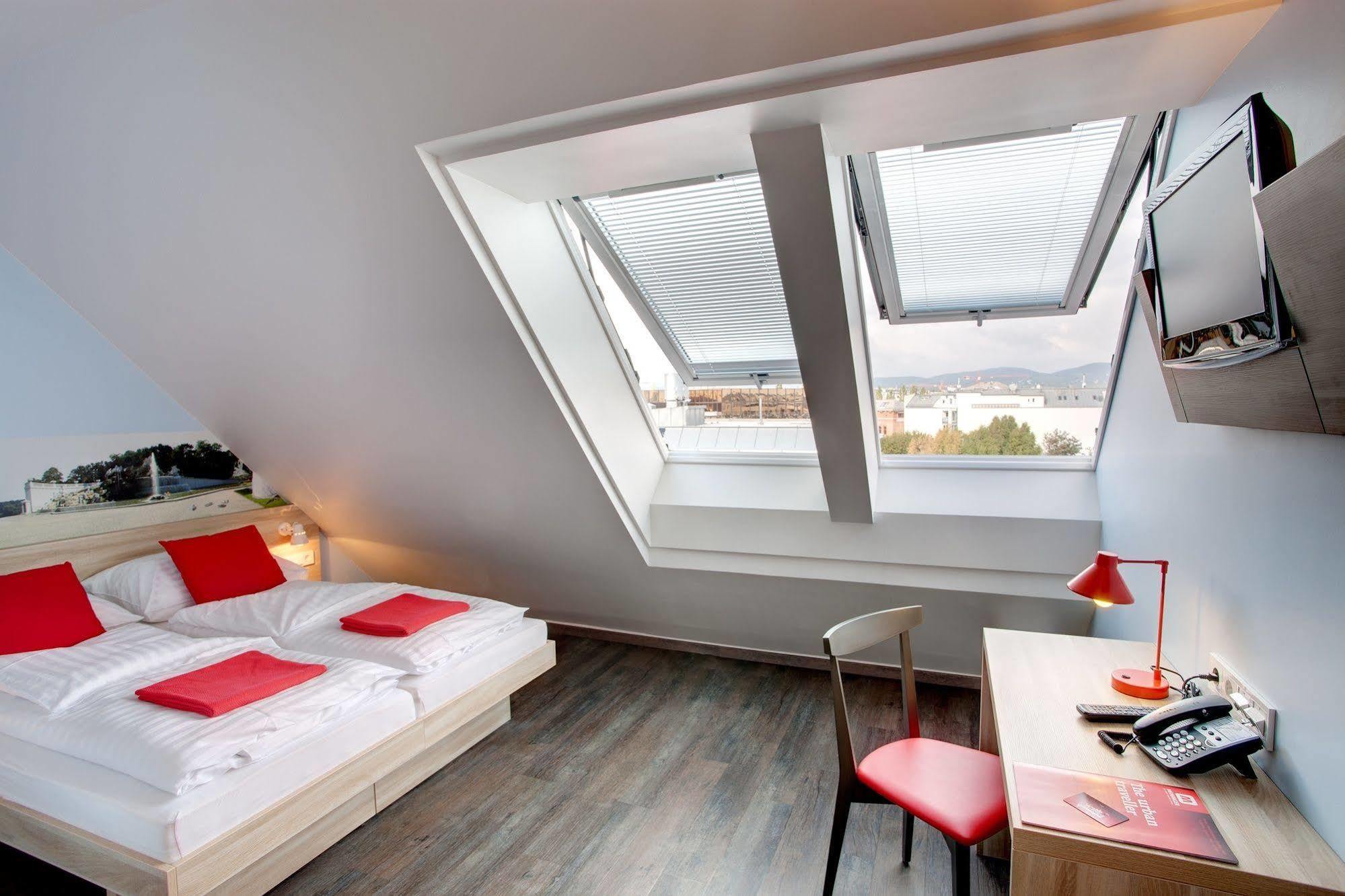 Meininger Hotel Wien Downtown Franz Esterno foto