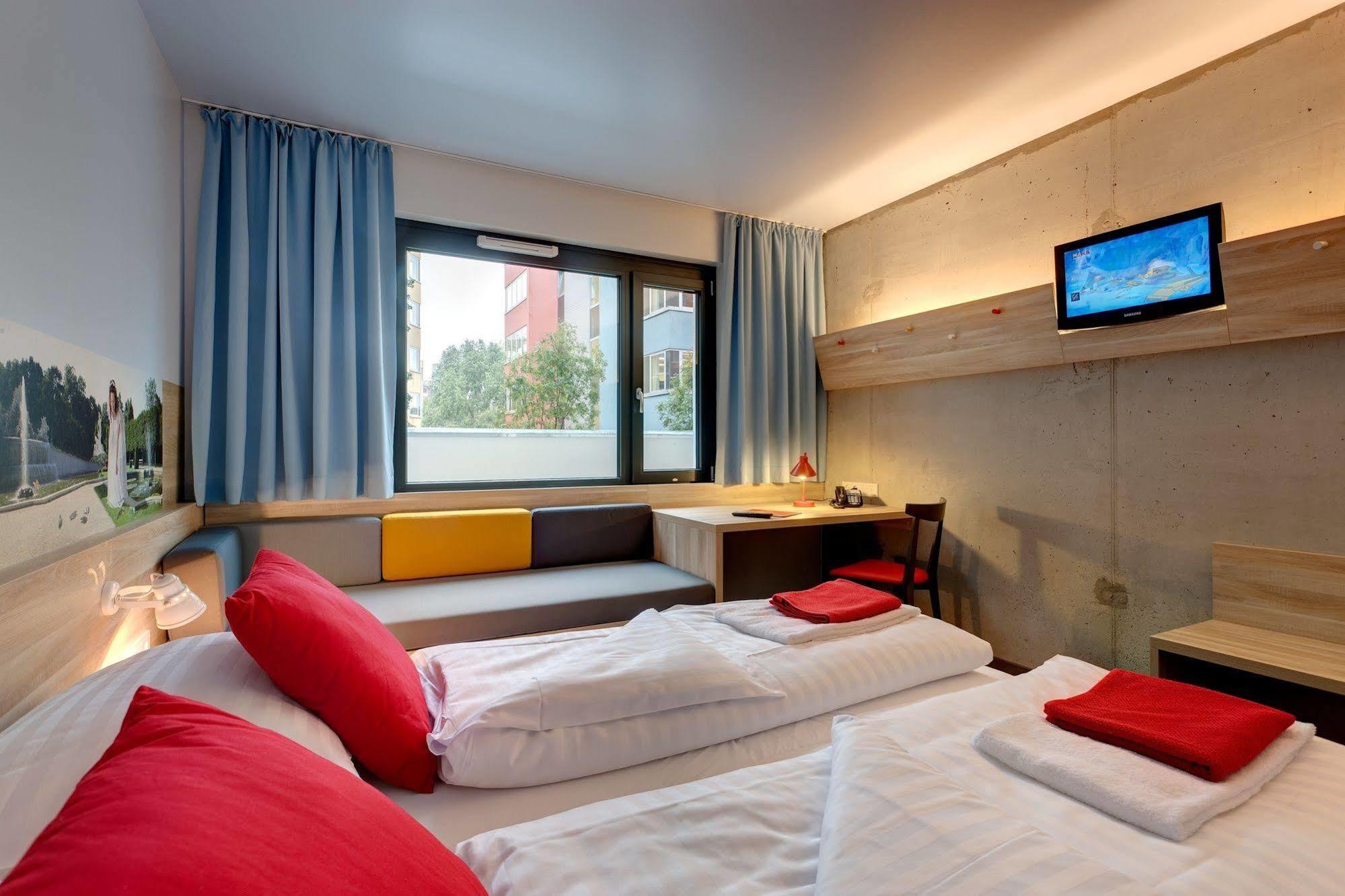 Meininger Hotel Wien Downtown Franz Esterno foto