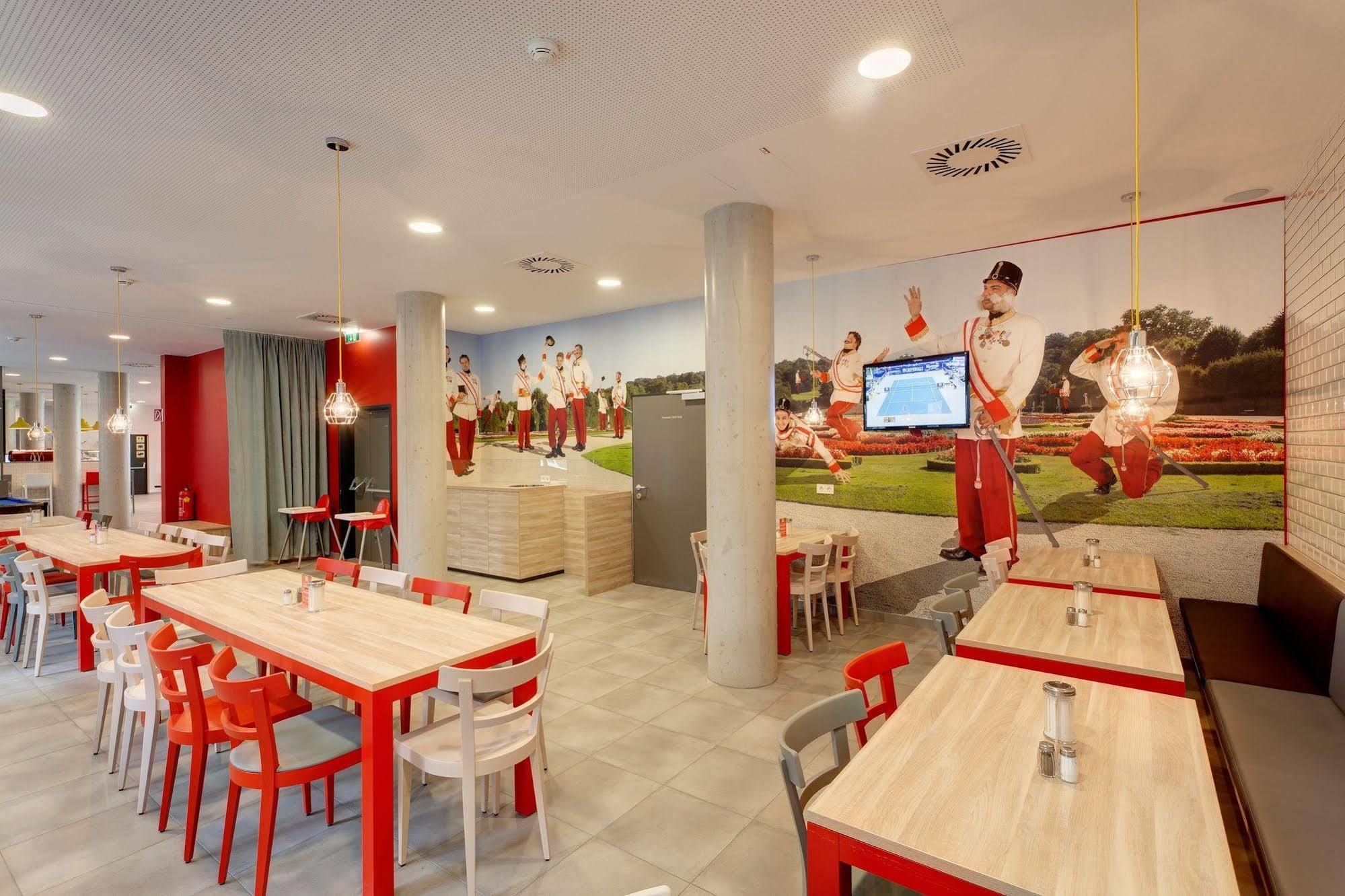 Meininger Hotel Wien Downtown Franz Esterno foto