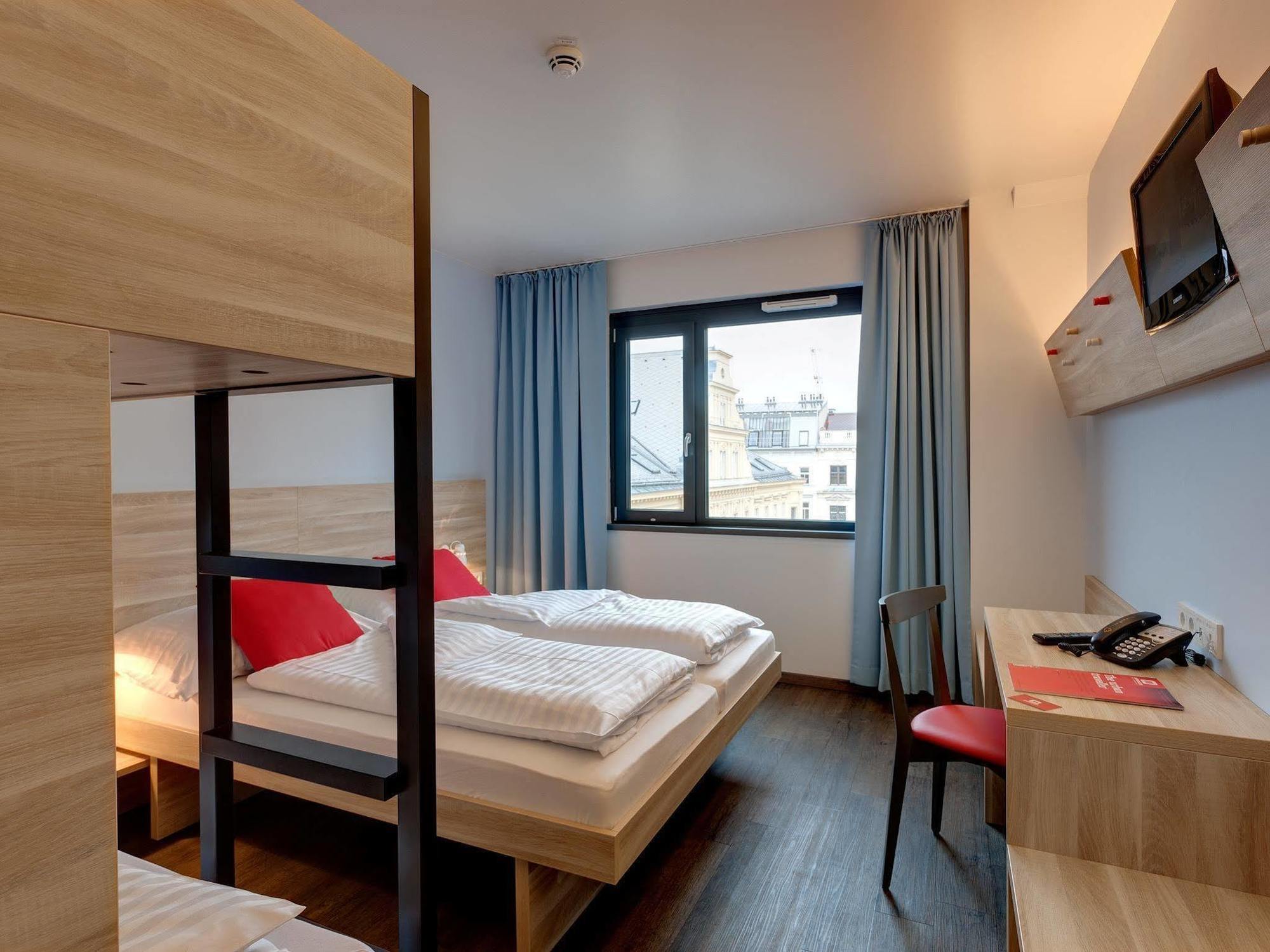 Meininger Hotel Wien Downtown Franz Esterno foto